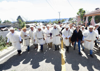 Inaugura carretera en Chamula