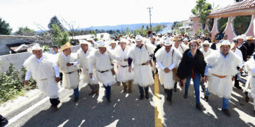 Inaugura carretera en Chamula