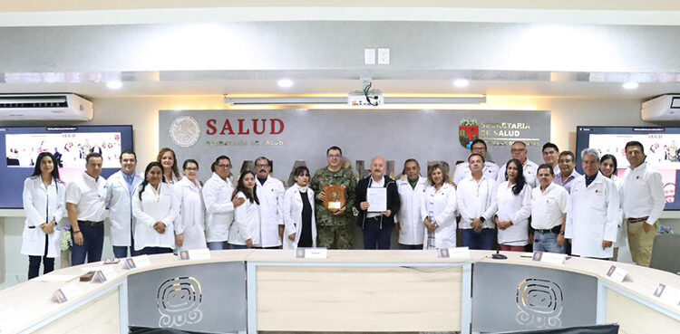 Entregó reconocimiento al Dr. Pepe Cruz