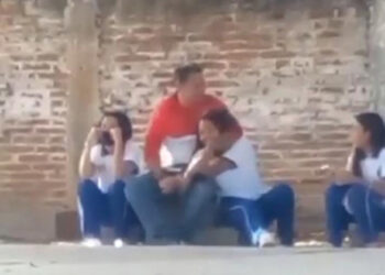 Exhiben a profesor