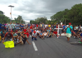 Bloquean carretera y acceso al CAITF