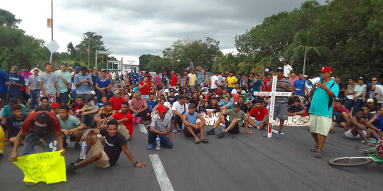 Bloquean carretera y acceso al CAITF