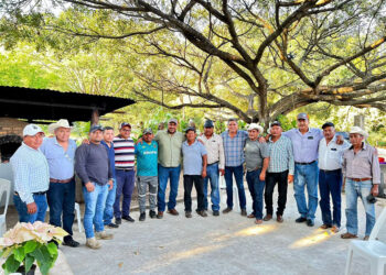 Tony Orozco se reúne con sociedades pesqueras