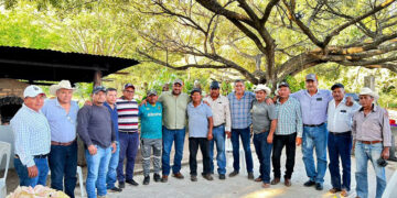 Tony Orozco se reúne con sociedades pesqueras