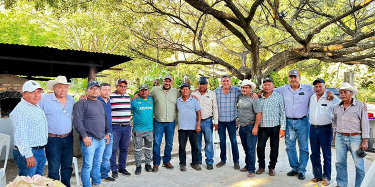 Tony Orozco se reúne con sociedades pesqueras