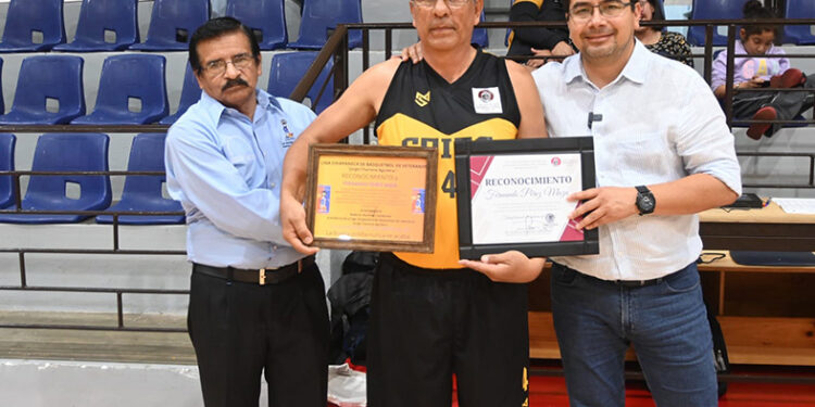 Premia a ganadores de torneo de basquetbol