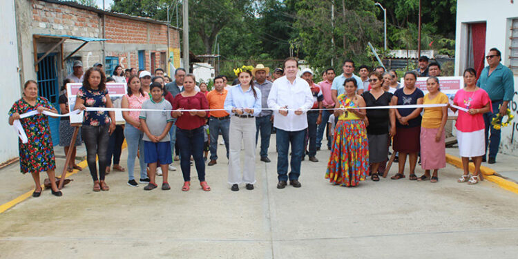 Entregó calles pavimentadas en La Gironda
