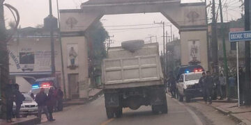 Botean y cierran paso