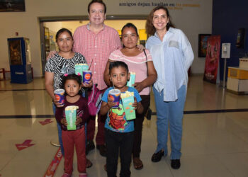 Llevó a niñas y niños al cine