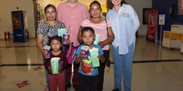 Llevó a niñas y niños al cine