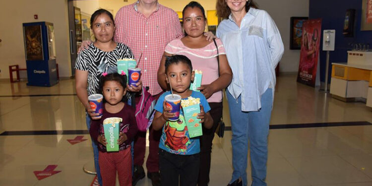 Llevó a niñas y niños al cine