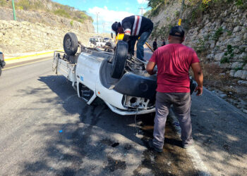 Vuelca camioneta de reparto