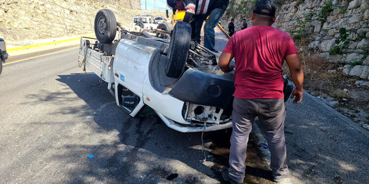 Vuelca camioneta de reparto