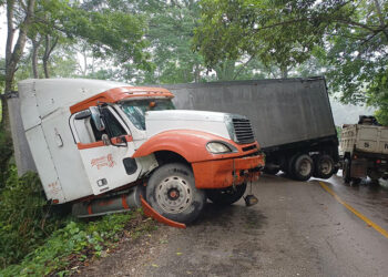 Tráiler termina atravesado