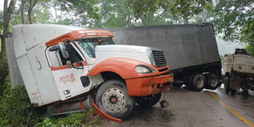 Tráiler termina atravesado