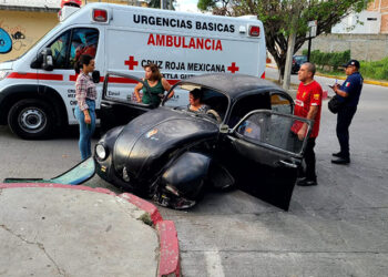 “Escarabajo”besó la banqueta