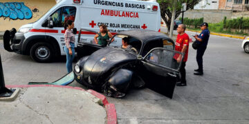 “Escarabajo”besó la banqueta