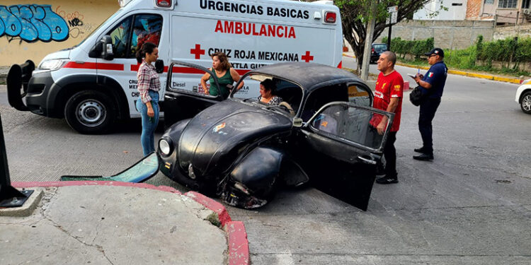 “Escarabajo”besó la banqueta