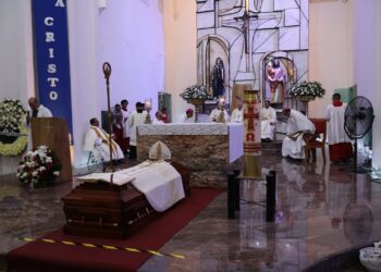 Le dan el último adiós a monseñor Fabio Martínez