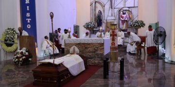 Le dan el último adiós a monseñor Fabio Martínez