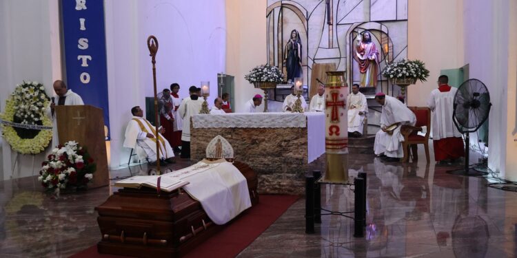 Le dan el último adiós a monseñor Fabio Martínez