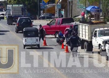 Motociclistas salen volando tras estrellarse contra una camioneta en la Panamericana