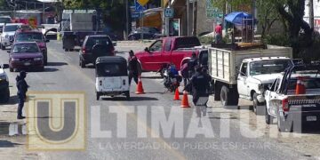 Motociclistas salen volando tras estrellarse contra una camioneta en la Panamericana
