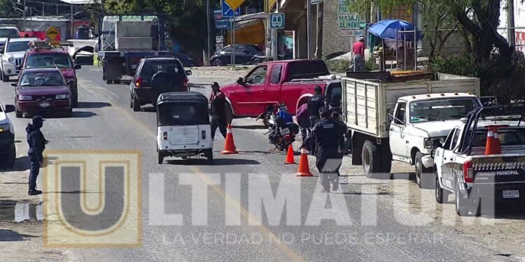 Motociclistas salen volando tras estrellarse contra una camioneta en la Panamericana