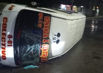Vuelca colectivo tras chocar con automóvil en Tapachula