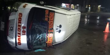 Vuelca colectivo tras chocar con automóvil en Tapachula