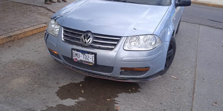 Tráiler  derrama aceite  y provoca accidente en el Libramiento Norte