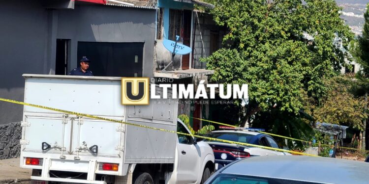Localizan a hombre sin vida en el interior de su casa; presumen falleció de un paro cardiaco