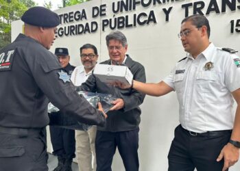 Carlos Morales entregó uniformes y equipos