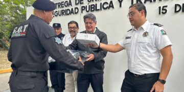 Carlos Morales entregó uniformes y equipos