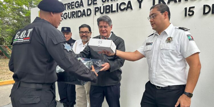 Carlos Morales entregó uniformes y equipos