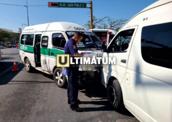 Chofer de colectivo convulsiona al volante y causa accidente
