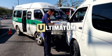 Chofer de colectivo convulsiona al volante y causa accidente