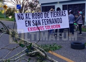 Campesinos bloquean ruta a Chicoasén; exigen alto a invasores