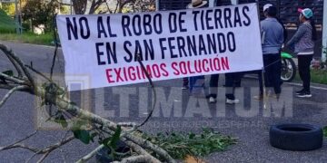 Campesinos bloquean ruta a Chicoasén; exigen alto a invasores