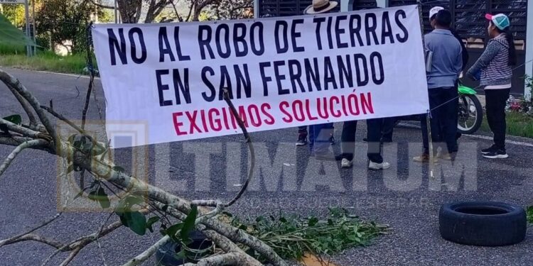 Campesinos bloquean ruta a Chicoasén; exigen alto a invasores