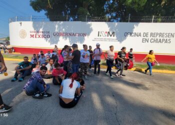 Migrantes marchan y toman estación migratoria Siglo XXI; exigen documentos de tránsito