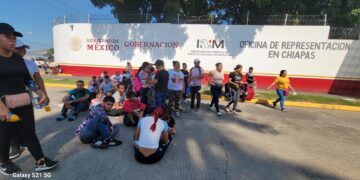 Migrantes marchan y toman estación migratoria Siglo XXI; exigen documentos de tránsito