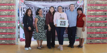 Entregan apoyo a mujeres