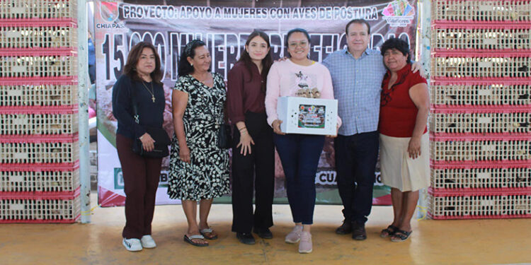 Entregan apoyo a mujeres