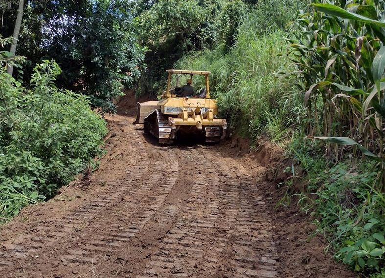 Construyen camino en Nuevo Guerrero