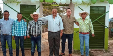 Familias son beneficiadas con letrinas
