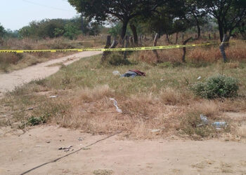 Localizan a moto-repartidor muerto