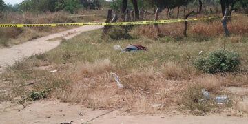 Localizan a moto-repartidor muerto