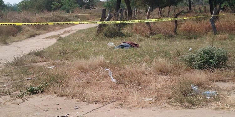 Localizan a moto-repartidor muerto