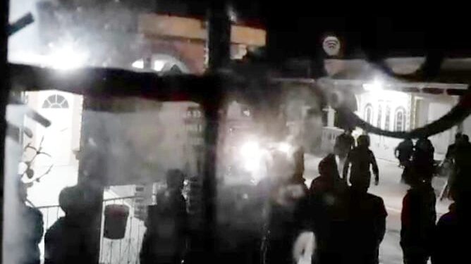 Hubo hasta disparos; piden que las autoridades intervengan para que por la carretera puedan circular camionetas, mototaxis, taxis y transporte de carga.